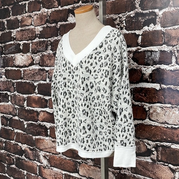 Vince Camuto Sweater Women’s X Large Grey White Leopard Print V-Neck Metallic - Picture 6 of 13